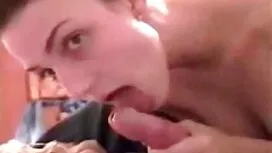 Die Blondine schlüpf ...