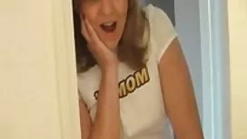 Ein Mädchen mit eine ...