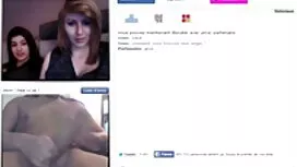 Ein Mann geht auf de ...
