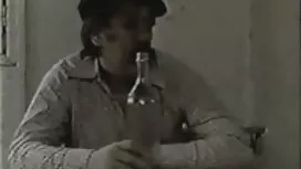 Zwei treten einen Ma ...