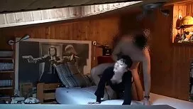 Ein Mann, der einen  ...