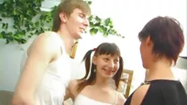Mama pokes mädchen h ...